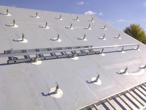 Utólagosan szigetelt, PVC borítású tetőre a tulajdonos készíttette a tartókonzolokat.          