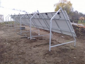 Petőfiszállás, tanya - 3 kW-os napelem rendszer - a kiépített rendszer "hátulnézetből"           