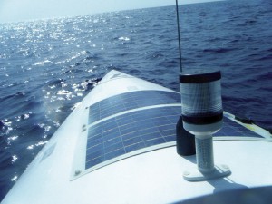 Flexi-PV napelem és az óceán - illusztráció - Hordozható, nagyteljesítményű Napelemes töltők