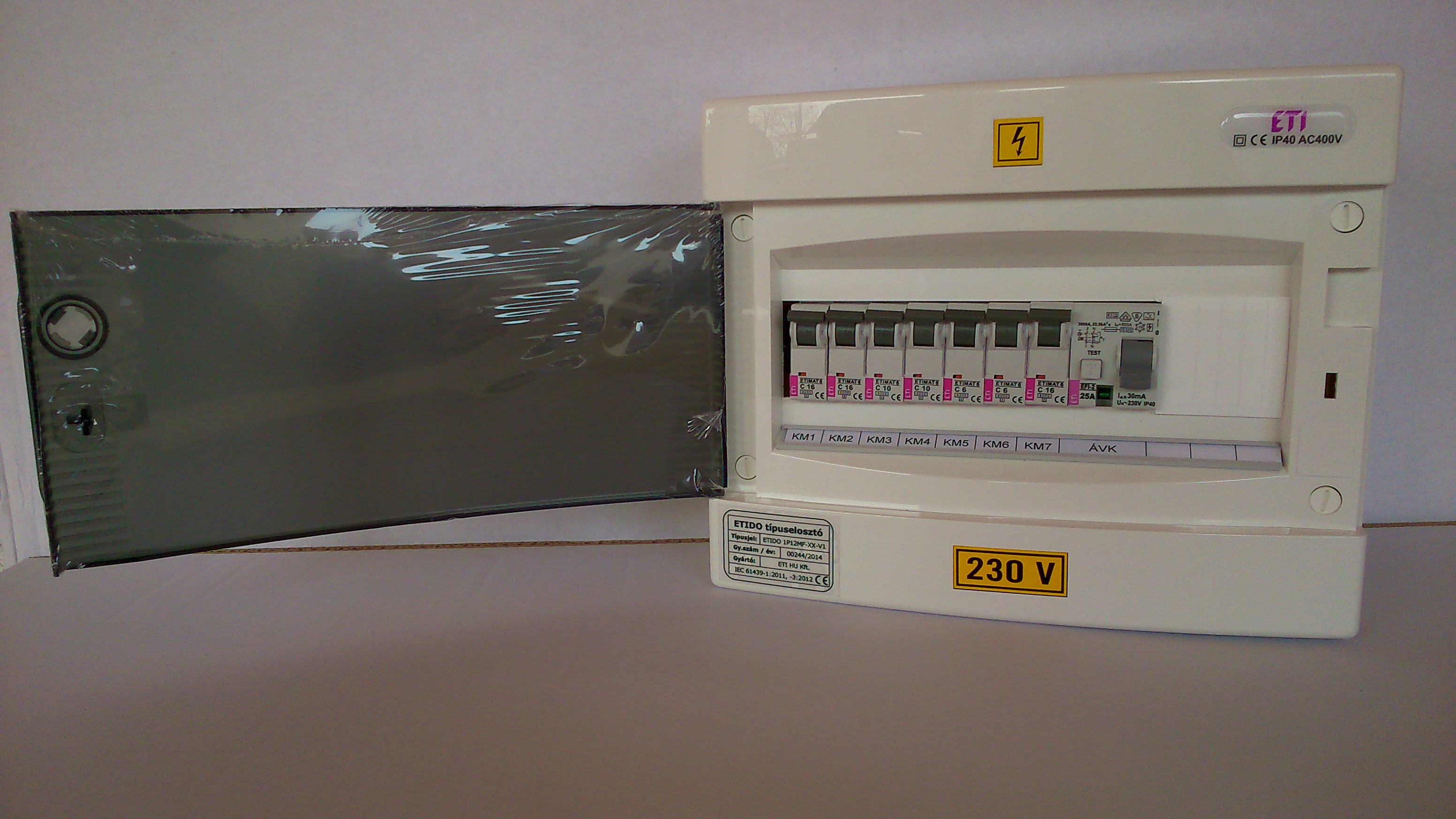 7db kisautomatát és 1 db áramvédő-kapcsoló tartalmató ETIDO lakáselosztó minőségi tanúsítvánnyal