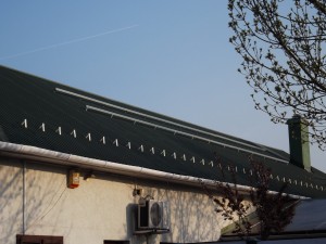 Trapézlemez tetőre egyedileg készített tartókra helyeztük a síneket